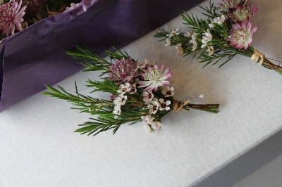 mini bunch buttonholes